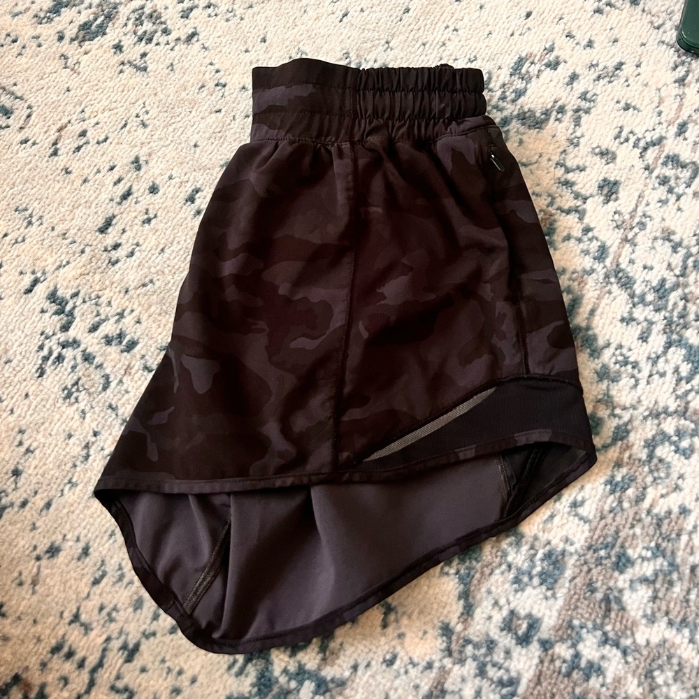Lululemon Hotty Hot Shorts 4” Camo/Black size 6